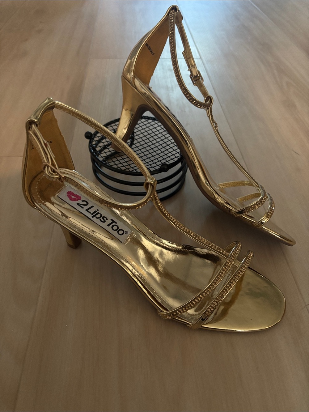 2 Lips Too Metallic Gold Too Ella T-Strap low heel  Sandal like New! Beautiful - Picture 2 of 16